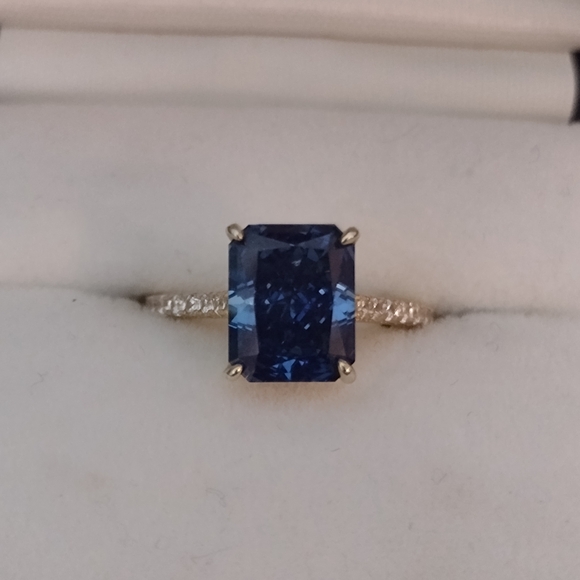 Jewelry - Elegant Blue and Gold Ring